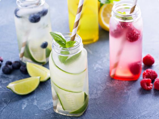 10 bebidas refrescantes (y mucho más saludables que cualquier refresco)